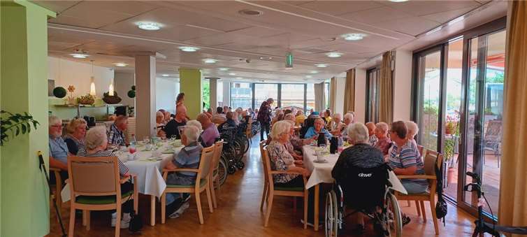 Gemeinsam mit vielen Gästen feierten Mitte Juli die Geburtstagssenioren aus dem letzten Quartal ihren Ehrentag.Foto: Leoni Reis