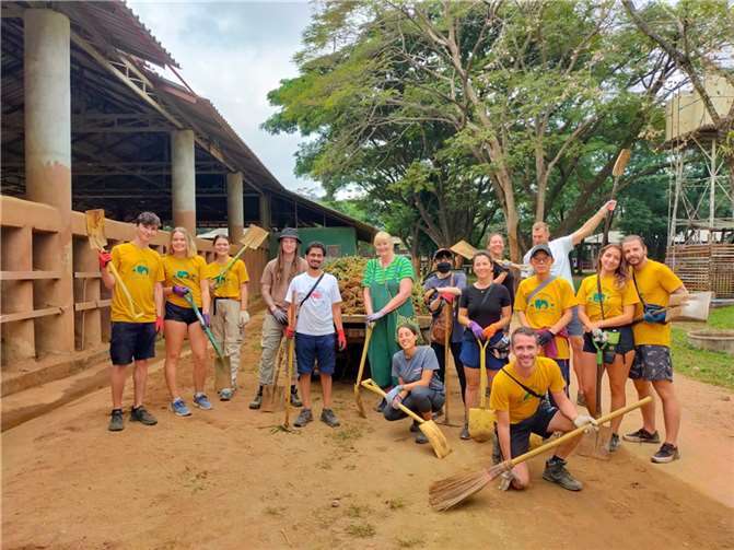 Gemeinsam mit vielen weiteren Freiwilligen packte die 64-jährige Neuwiederin an.  Foto: privat