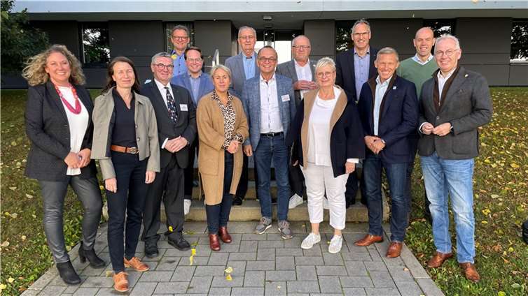 Gemeinsam mit weiteren Verwaltungschefs aus Rheinland-Pfalz nahmen Landrat Dr. Alexander Saftig (3.v.l.) und der Erste Kreisbeigeordnete Pascal Badziong (5.v.l.) am Kongress rund um Katastrophenhilfe in Bad Neuenahr-Ahrweiler teil. Foto: Pressestelle der Kreisverwaltung Mayen-Koblenz