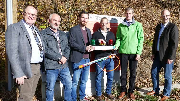 Gemeinsam nahmen sie das schnelle Internet in der Ahrtalstraße in Eichenbach symbolisch in Betrieb (von links): Verbandsbürgermeister Guido Nisius, Karl-Heinz Römer, der Erste Beigeordnete Thomas Römer, Jochen Walgenbach von Westnetz, innogy-Kommunalbetreuer Michael Dötsch und Büroleiter Bernhard Jüngling.innogy