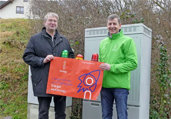 Gemeinsam nehmen sie das schnelle Internet „Auf dem Dattel“ in Hatzenport symbolisch in Betrieb: Ortsbürgermeister Albrecht Gietzen (l.) und Kommunalbetreuer Michael Dötsch von innogy. Foto: innogy