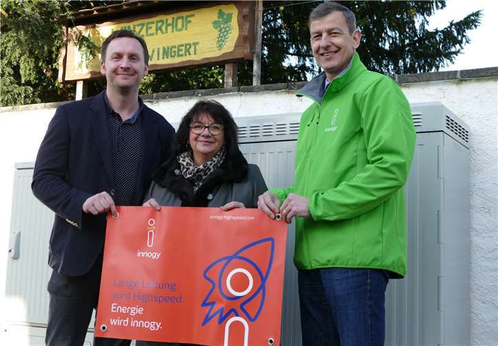 Gemeinsam nehmen sie das schnelle Internet am Wingertsberg in Ochtendung symbolisch in Betrieb. Das Foto zeigt Ortsbürgermeisterin Rita Hirsch (Bildmitte) mit Steffen Heise (li.) und Kommunalbetreuer Michael Dötsch (re.) von innogy. privat