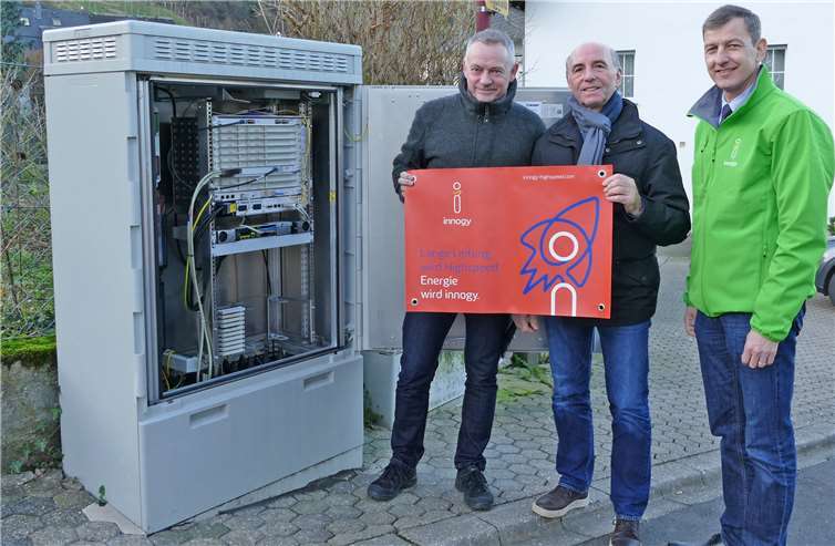 Gemeinsam nehmen sie das schnelle Internet in der Oberdorfstraße in Kattenes symbolisch in Betrieb: Ortsbürgermeister Rudi Zenz (Mitte) mit Achim Danhausen (links), bei innogy zuständig für den Breitbandausbau in der Region, und Kommunalbetreuer Michael Dötsch.privat