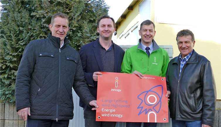 Gemeinsam nehmen sie das schnelle Internet in der Aspelstraße in Kalt symbolisch in Betrieb. Verbandsbürgermeister Maximilian Mumm (v.li.n.re.), Steffen Heise und Kommunalbetreuer Michael Dötsch von innogy sowie Ortsbürgermeister Willi Probstfeld. privat