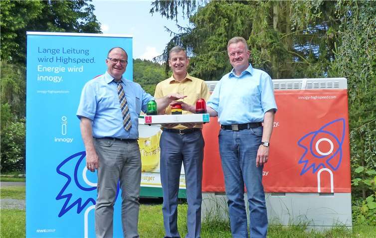 Gemeinsam nehmen sie das schnelle Internet in der Ahrstraße in Müsch symbolisch in Betrieb. Das Foto zeigt (v.li.n.re.) Verbandsbürgermeister Guido Nisius, Kommunalbetreuer Michael Dötsch von innogy und Ortsgemeinderatsmitglied Ralf Prämaßing. privat
