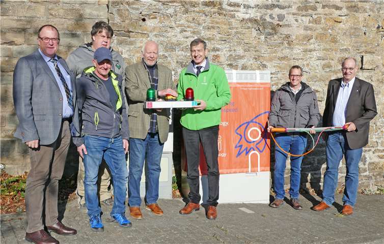 Gemeinsam nehmen sie das schnelle Internet in der Ortsgemeinde Reifferscheid in Betrieb (von links): Verbandsbürgermeister Guido Nisius, die Ratsmitglieder Bernd May (vorn) und Herbert May, Ortsbürgermeister Michael Henneberger, Kommunalbetreuer Michael Dötsch von innogy, Netzplaner Jochen Walgenbach von Westnetz und Büroleiter Bernhard Jüngling.innogy