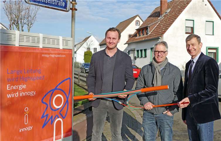 Gemeinsam nehmen sie das schnelle Internet in der St. Sebastianstraße/Ecke Raiffeisenstraße in Mertloch symbolisch in Betrieb. Steffen Heise (innogy - v.li.n.re.), Ortsbürgermeister Stefan Geisbüsch und Kommunalbetreuer Michael Dötsch von innogy. privat