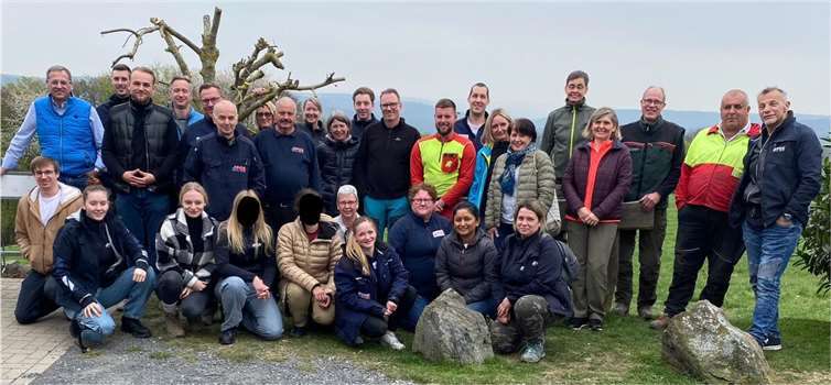 Gemeinsam pflanzte das Mitarbeiterteam über 750 junge Eichen.Fotos: Sarah Böer