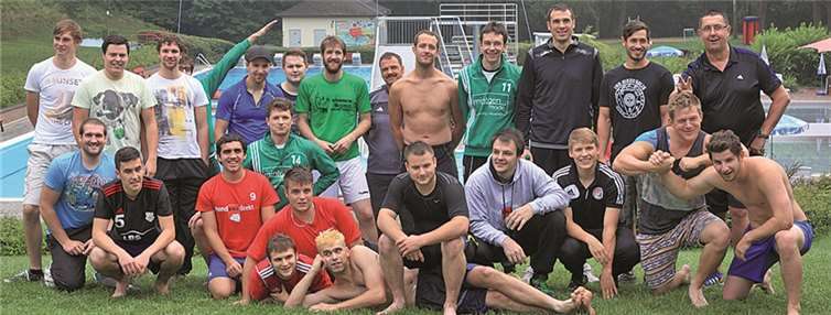 Gemeinsam posieren beide Teams beim Gruppenfoto und freuen sich über die geschaffte Leistung.privat