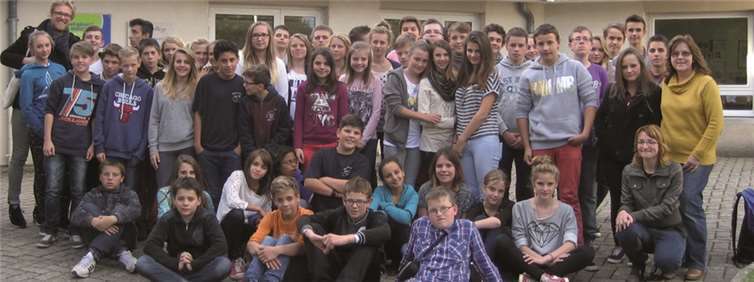 Gemeinsam posierten die französichen und deutschen Schüler mit ihren Lehrkräften für das Erinnerungsfoto. privat