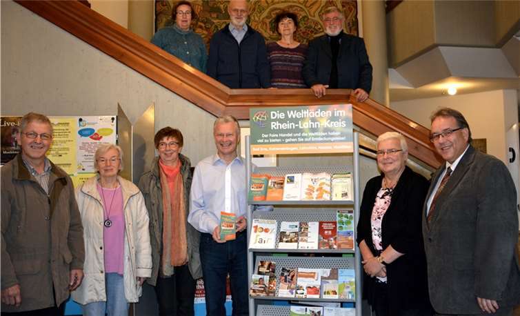Gemeinsam präsentieren sich jetzt die kreisweit fünf Eine-Welt-Läden im Kreishaus. V.li.: Herbert Krüger (Nastätten), Waclawa Keller (Nassau), Anita Krüger (Nastätten), Landrat Frank Puchtler, Brunhilde Knöll (Lahnstein) und Wolf-Dieter Matern (WfG Rhein-Lahn) sowie in der hinteren Reihe von links: Therese Liesenfeld (Katzenelnbogen), Gerth Stecher (Bad Ems), Hildegard Stecher (Bad Ems) und Hans Rothenbücher (Lahnstein).Rhein-Lahn-Kreis