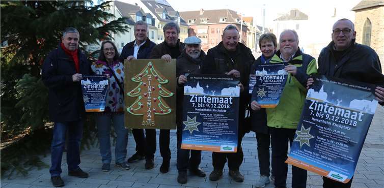 Gemeinsam präsentierten Peter Mauel und die Verantwortlichen des Meckenheimer Verbundes die diesjährigen Plakate sowie einen überdimensionalen „Zintemann“. StF