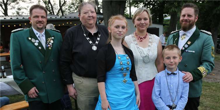 Gemeinsam präsentierten sich die Majestäten aus Altendorf-Ersdorf für ein Gruppenfoto.StF