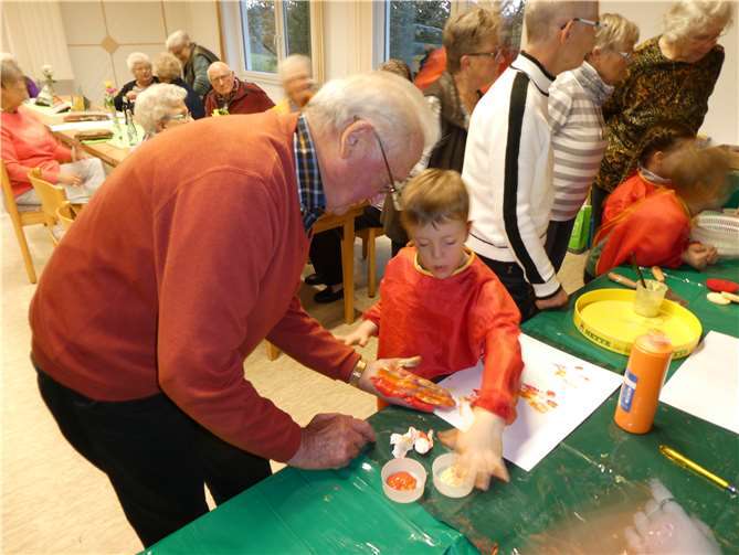 Gemeinsam probierten die generationenübergreifenden Teams verschiedenen Maltechniken aus. Foto: privat