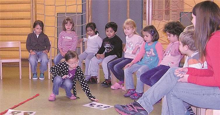 Gemeinsam rekonstruieren die Vorschulkinder der KiTa Rappelkiste den Ablauf der Geschichte.
