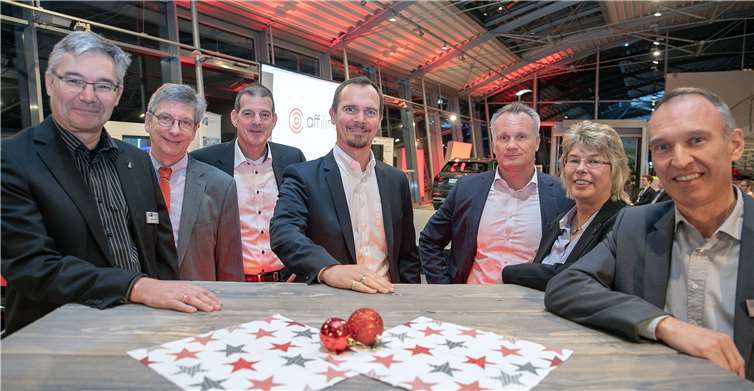 Gemeinsam richteten Michael Pieck von der IHK Bonn/Rhein-Sieg (links) und Dr. Bernd Greulich von der Regionalstelle Bad Neuenahr-Arbeiter der IHK zu Koblenz (rechts) die Veranstaltung „IHK vor Ort“ im Autohaus Kempen in Meckenheim aus. Hausherr Bruno Hilgers (Dritter von rechts) begrüßte dort unter anderem die Referenten (von links) Stefan Lütke, Carsten Scheffler, Johannes Reißland und Angela Raab. JOST