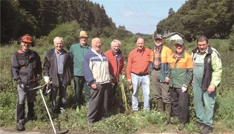 Gemeinsam rückte man dem Springkraut zu Leibe. privat