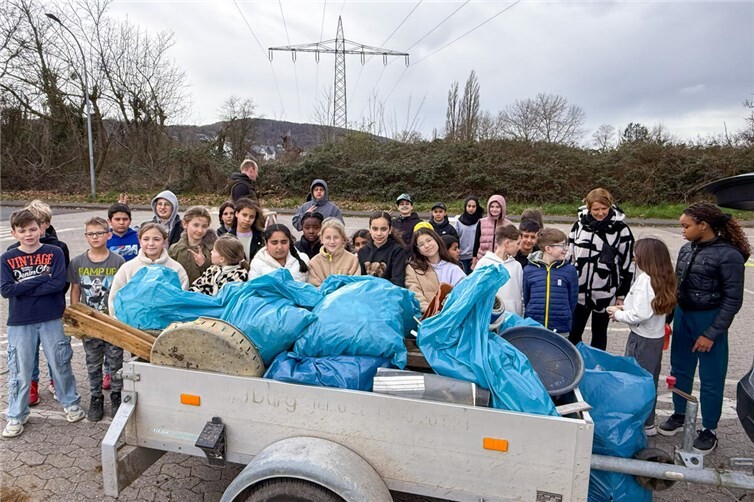 Gemeinsam sammelten die Schülerinnen und Schüler eine beeindruckende Menge Müll rings um das Sinziger Schulzentrum. 