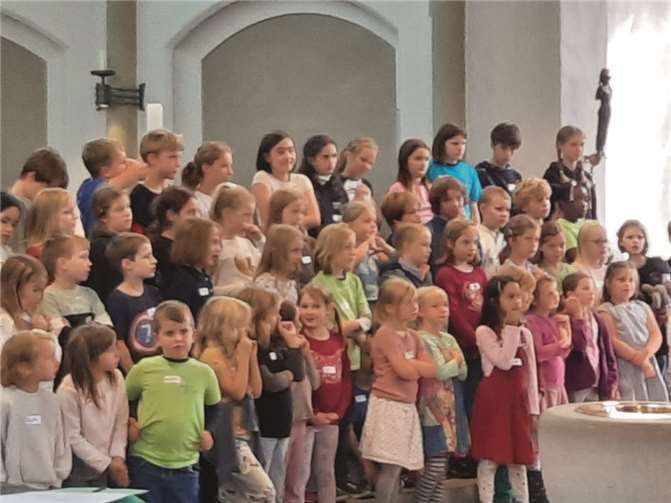 Gemeinsam sangen die Kinder aus sieben Chören die festliche Schlussandacht.  Foto: Sabine Paganetti