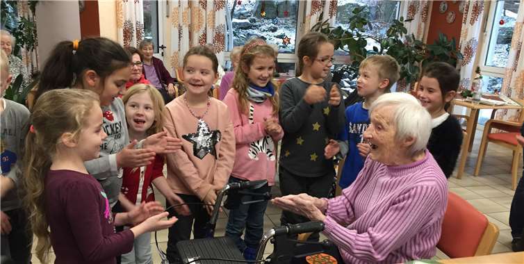 Gemeinsam sangen die Kinder mit den Senioren und hatten viele Fragen an sie.
