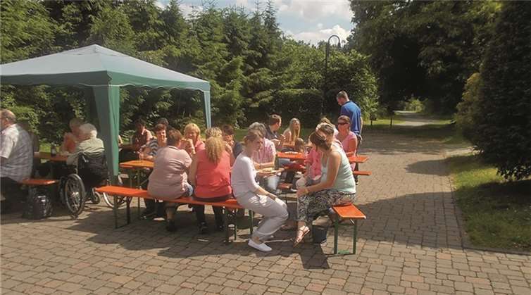 Gemeinsam saßen alle beim Familientag des Funkencorps Blau-Gold Leubsdorf beisammen. privat