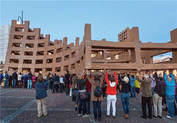 Gemeinsam schafft man viel – zum Beispiel den Bau eines riesigen Kartonhauses. Sebastian Laval