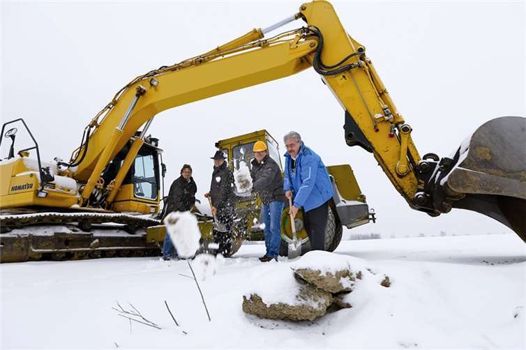 Gemeinsam schaufelten sie symbolisch den Weg frei für das erste Bauprojekt im Neubaugebiet St. Katharinen-Notscheid (v.li.): Prokurist Karl-Heinz Preußer (Pahlke), Wilhelm Bouhs (Bauunternehmung Bouhs), Geschäftsführer Patrick Kopischke (Pahlke) und Willi Knopp (Ortsbürgermeister St. Katharinen). CreativPhoto