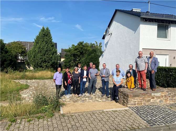 Gemeinsam schauten sich Vertreterinnen und Vertreter der SPD-Stadtratsfraktion Neuwied sowie vom SPD-Ortsverein Niederbieber-Segendorf das Südtor des Kastells vor Ort an.  Foto: Janick Helmut Schmitz