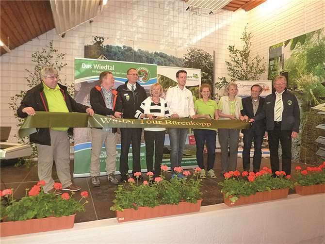 Gemeinsam schnitten die Beteiligten das Band durch und eröffneten damit offiziell die neue Wällertour Bärenkopp. HMO