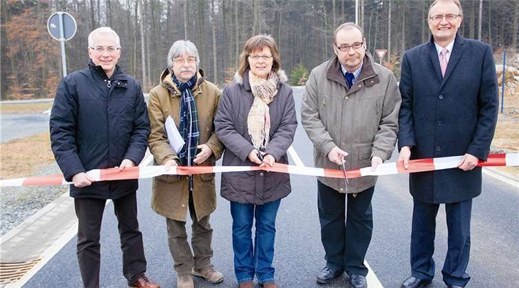 Gemeinsam schnitten sie das Band zum Zeichen der Eröffnung durch: Volker Mendel, Norbert Müller, Anette Wagner, Achim Hoffmann und Landrat Rainer Kaul.WT