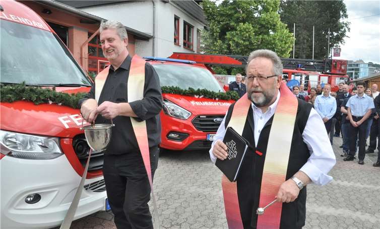 Gemeinsam segneten der katholische und der evangelische Pfarrer die neuen Fahrzeuge.