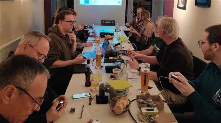 Gemeinsam setzten die Teilnehmer ihre Feinstaubsensoren zusammen. Foto: privat