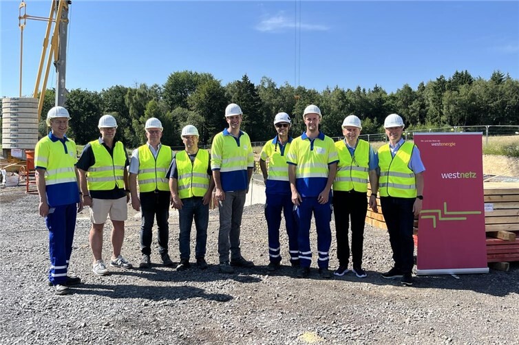 Gemeinsam setzten sie mit Vertretern von Westnetz und Westenergie ein Zeichen für die Energiezukunft im Brohltal: Johannes Bell, Bürgermeister der Verbandsgemeinde Brohltal (2. v. r.), Peter Engels, Wirtschaftsförderer der Verbandsgemeinde Brohltal (rechts), Frank Klapperich, Ortsbürgermeister von Spessart (2. v. l.), Georg Bläser, Beigeordneter der Gemeinde Spessart (3. v. l.) und Rainer Groß, Erster Beigeordneter der Gemeinde Spessart (4. v. l.).