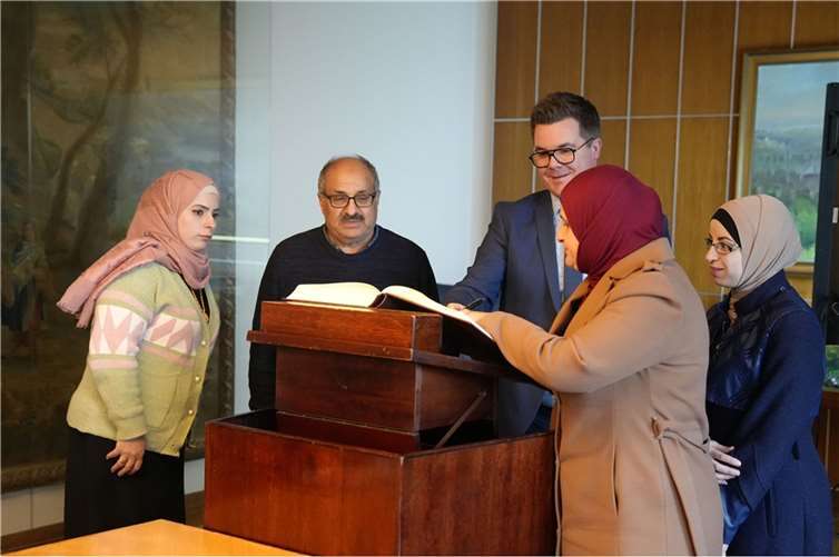 Gemeinsam signierte man das Gästebuch der Stadt Neuwied. 