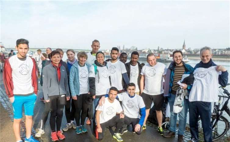 Gemeinsam sportlich erfolgreich sein: Der internationale Lauftreff Meckenheim am Bonner Rheinufer beim Silvesterlauf.Internationaler Lauftreff