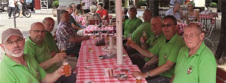 Gemeinsam stärkten sich die Sänger in einer der Altstadtkneipen.  privat