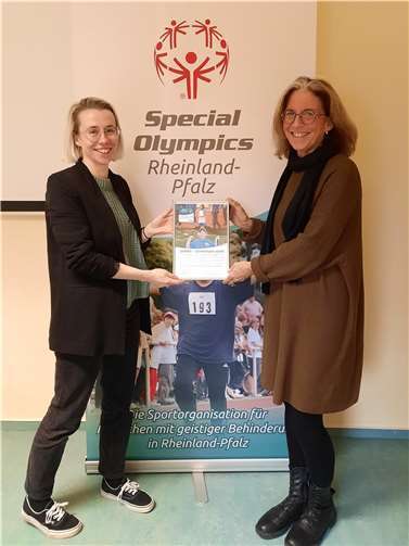 Gemeinsam stark – Nach der Unterstützung der Special Olympics Landesspiele 2022 unterstützte die Comfair GmbH den Landesverband zu Weihnachten mit einer Spende: Monika Herrmann, Standortleiterin der Comfair GmbH in Vallendar (rechts), und Melanie Brumm von der Geschäftsstelle von Special Olympics Rheinland-Pfalz (links) freuen sich so, regionale Angebote für Menschen mit geistiger Behinderung anbieten zu können.  Quelle: Special Olympics Rheinland-Pfalz e.V.