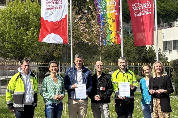 Gemeinsam stark für die Zukunft: Feierliche Urkundenübergabe bei Coca-Cola