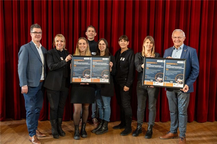 Gemeinsam stark im Sinne von Kindern und Jugendlichen: Landrat Achim Hallerbach und Bürgermeister Peter Jung waren vom Kick-Off-Meeting des Bündnisses für Medienkompetenz im Jungen Schlosstheater Neuwied gleichermaßen beeindruckt. Im Bündnis wirken das Kreismedienzentrum Neuwied mit Silke Läufer-Hermann (nicht auf dem Foto) und Karsten Rodigast sowie die Aisthetos Akademie Neuwied in Person von Sabine Parker ebenso mit wie Tanja Buchmann, Simone Höhner, Nicole Bauer und Sina Muscheid von den Jugendämtern von Stadt- und Kreisverwaltung Neuwied.  Foto: Martin Boden