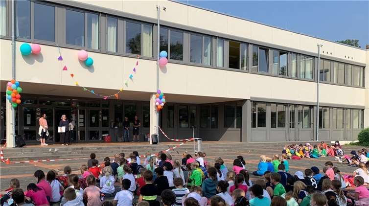 Gemeinsam starteten alle Kinder mit einem tänzerischen Warmup bei herrlichem Sonnenschein. Fotos: privat