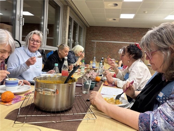 Gemeinsam statt einsam: Generation 50+ kocht sich fit