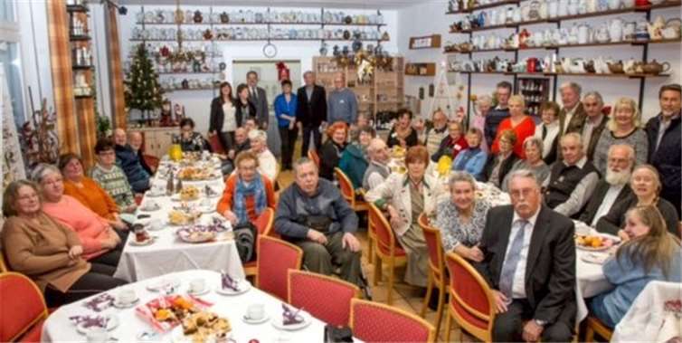 „Gemeinsam statt einsam“: die Gäste, Sponsoren und ehrenamtlichen Helferinnen und Helfer beim Heiligabend-Treff in Nassau.  Fotostudio Jörg/Riege, Nassau