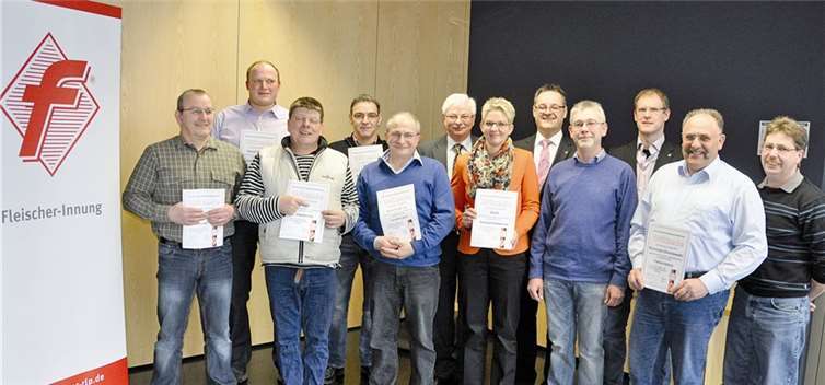 Gemeinsam stellten sich Prämiierten der Fleischerinnung zum „Familienfoto“ den Fotografen. AB