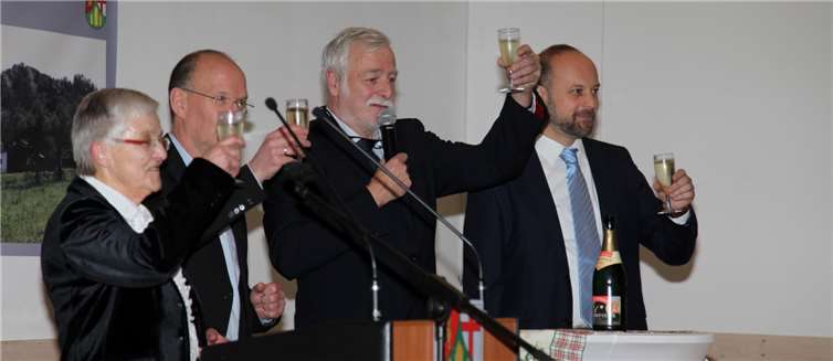 Gemeinsam stießen alle auf das neue Jahr an.Fotos: Richard Jaroš