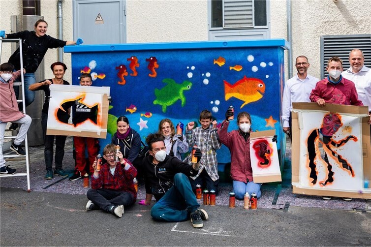 Gemeinsam stolz auf das fertige Kunstwerk (v. l.): Julia Lange, Elias, Carlotta Träger, Anja Schindler, Maximilian, Ben, Jana, Vladimir Blanco, Joline, Leon, Liana, Markus Wagener (Direktor St. Martin), Sky und Thomas Hau (Westenergie).