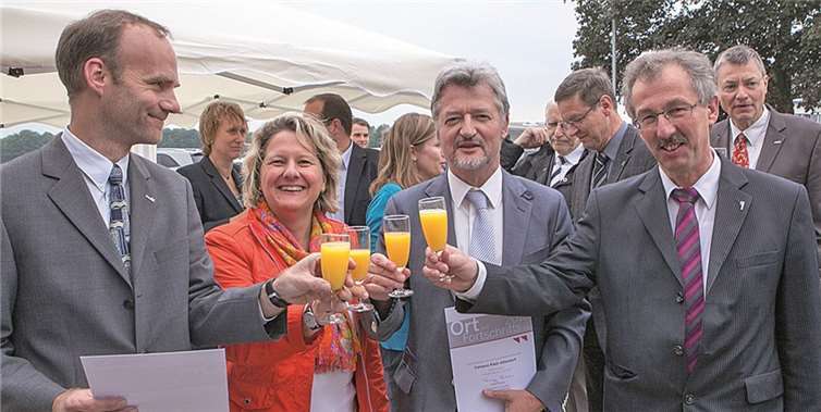 Gemeinsam stoßen sie auf die Auszeichnung für den Campus der Landwirtschaftlichen Fakultät der Universität Bonn an (v.li.): Prof. Dr. Ralf Pude, Wissenschaftsministerin Svenja Schulze, Prof. Dr. Peter Stehle und Prof. Dr. Jürgen Fohrmann. VJ