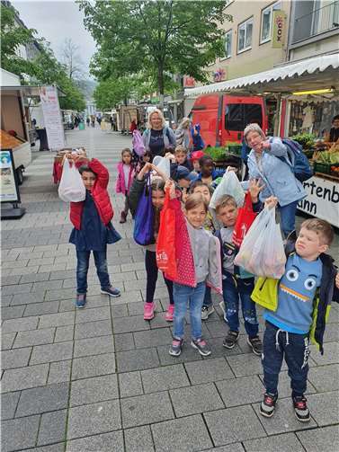 Gemeinsam suchten sich die Kinder Leckereien für ihren Nachmittagssnack aus.