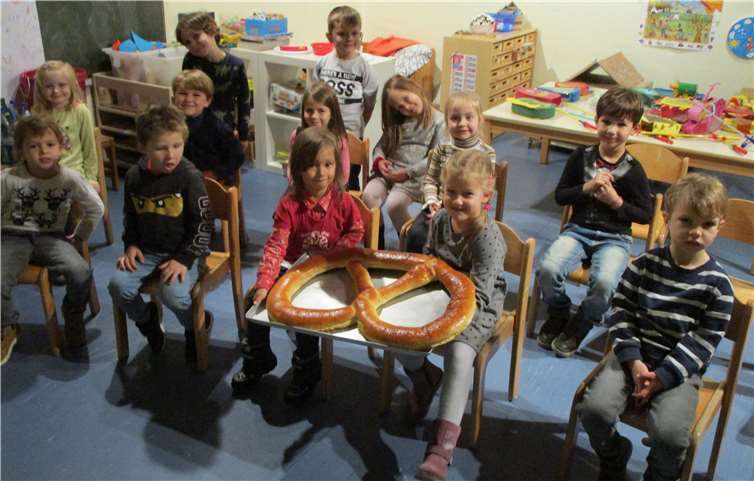 Gemeinsam teilten sich die Kita-Kinder eine große Martinsbrezel. Fotos: privat