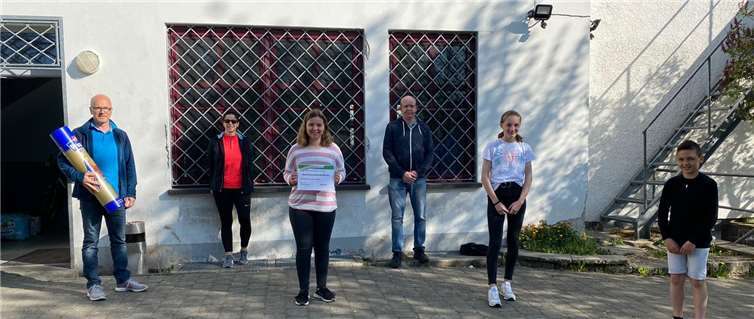 Gemeinsam übergab man die Spende. Foto: privat