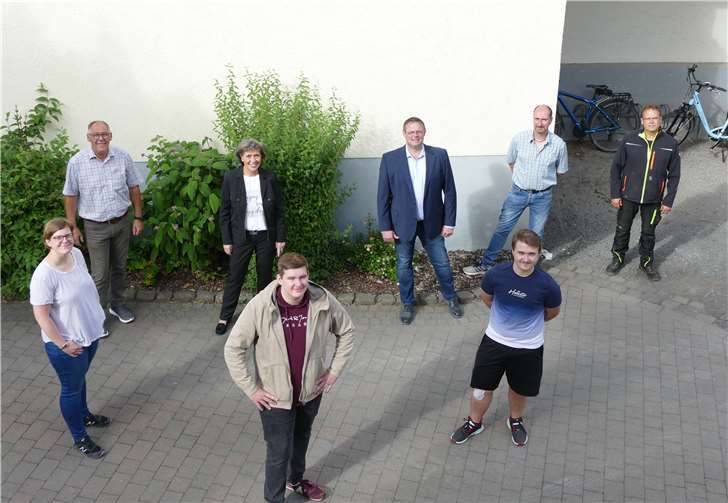 Gemeinsam überzeugten sie sich von dem erneuerten Jugendzentrum Frank Simon; innogy-Projektpate Hans-Josef Adams; Julian Vogt; Ortsbürgermeister Dirk Rohm; Lukas Liesenfeld; innogy-Kommunalbetreuerin Beatrix Ziegler; 1. Beigeordneter Karl-Josef Dötsch und Jugendpflegerin Nadine Bohr. Foto: innogy